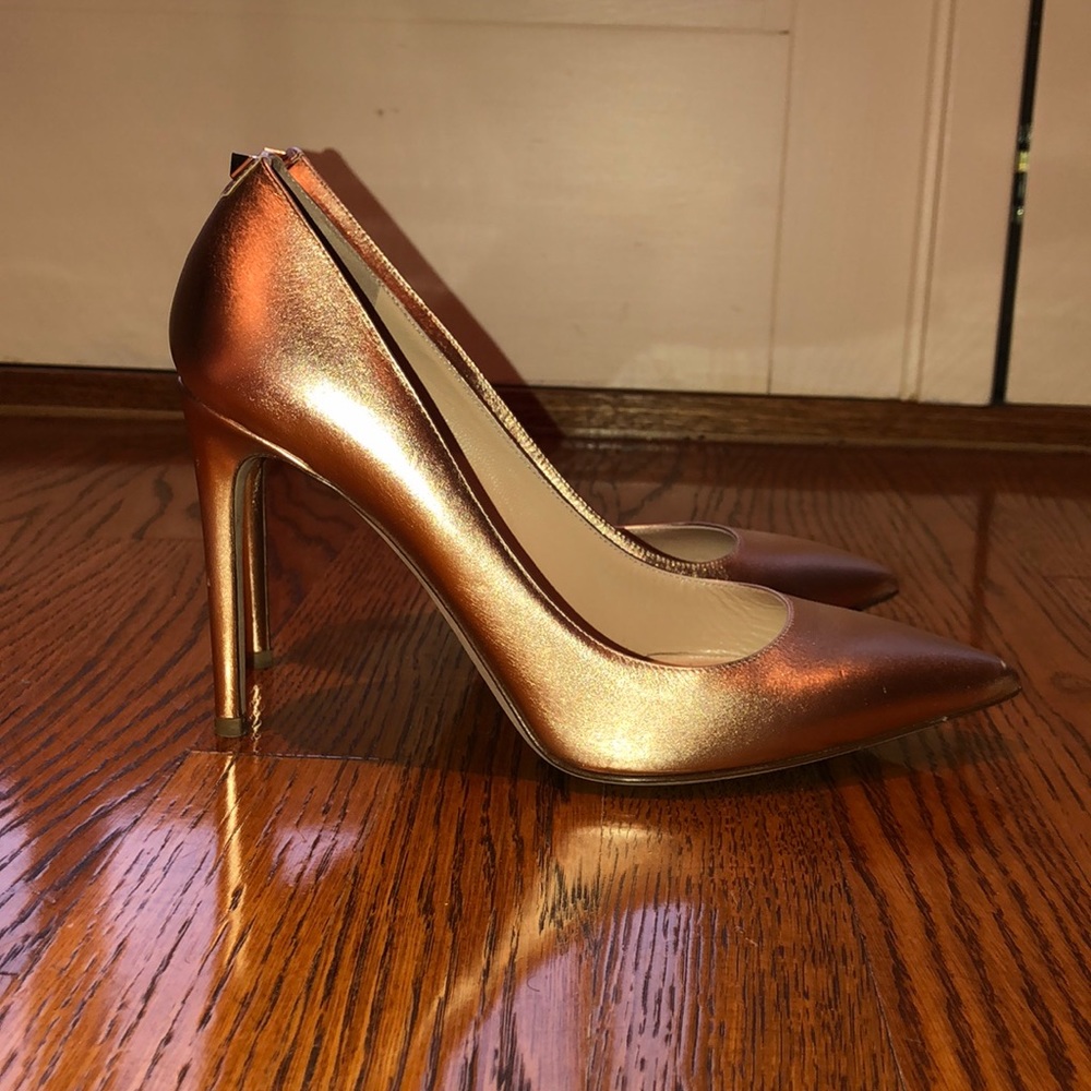 Valentino Garavani metallic rose gold pump
